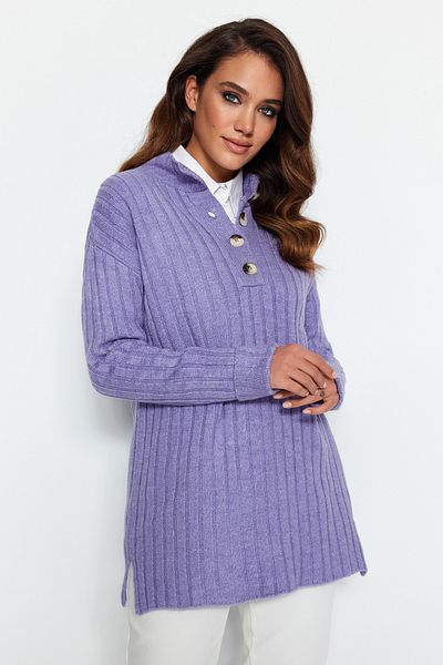 Trendyol Modest Gerippter Strickpullover mit lilafarbenem Kragen und Knöpfen TCTAW23AK00035