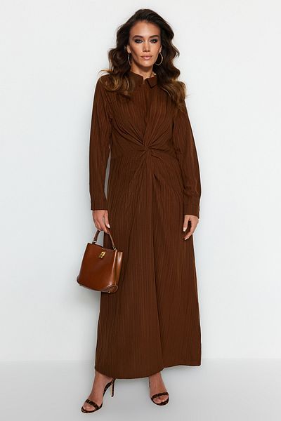 Trendyol Modest Braunes gewebtes Kleid mit Knoten vorne und Reißverschlussdetail TCTSS23EB00137