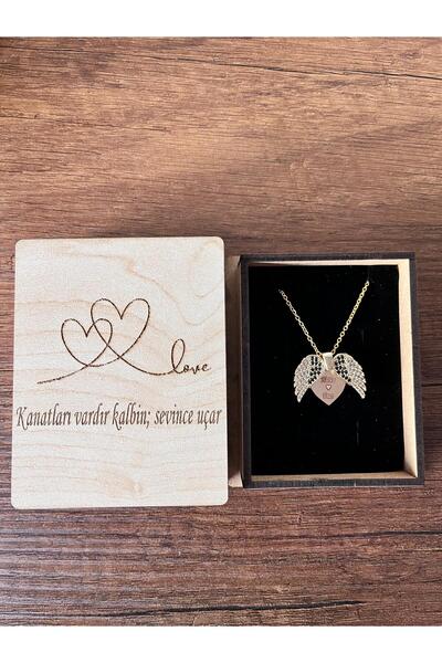 sorti takı aksesuar Sevgililer Gününe Özel Ahşap Kutulu Kişiye Özel Isimli Kanatlı Kalp Kolye