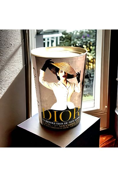 Saccura Decor Διακοσμητικό κουτί κυλίνδρου με μεταλλικό κάλυμμα, διακοσμητικό κουτί κυλίνδρου με φιγούρα καπέλου Dior Brown