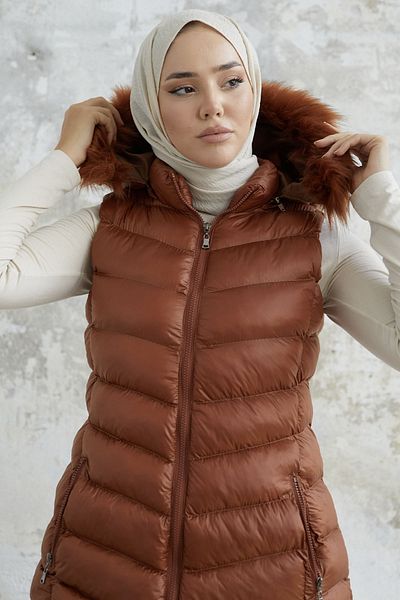 InStyle سترة منتفخة بغطاء رأس من أكسل - أسمر ضارب للصفرة
