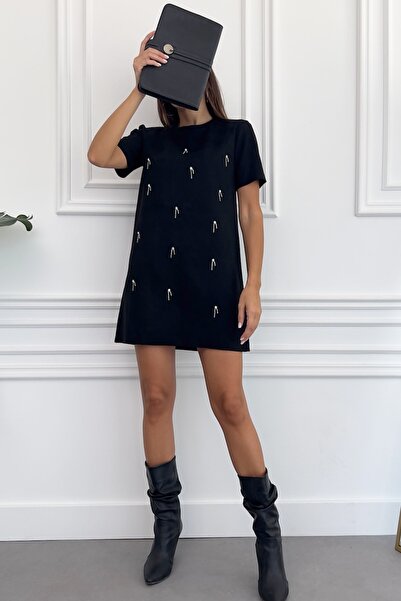 FEMELLE Černé lesklé šaty z umělého semiše