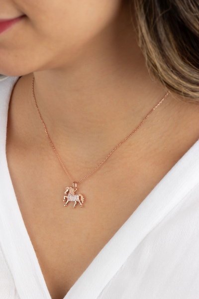 TEK TARZIM TAKI At Figürlü Gümüş Kolye 925 Ayar