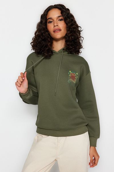 Trendyol Collection Khaki tlustý fleece vnitřní přední a zadní potisk Oversize/Wide Fit pletená mikina TWOAW24SW00296