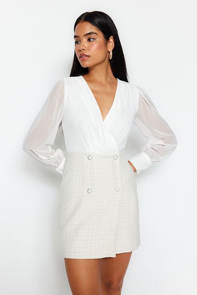 Trendyol Collection Ecru mini bundové šaty s výstřihem do V – dvouřadé a podšité, TWOAW24EL00659
