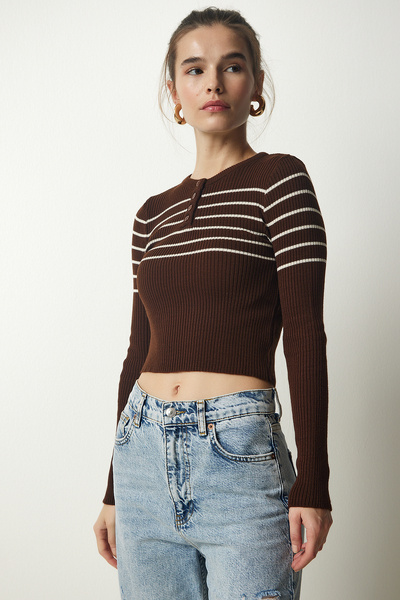 Happiness İstanbul Γυναικεία πλεκτά μπλούζα σε καφέ κρεμ με κουμπιά με ραβδώσεις Crop NF00077