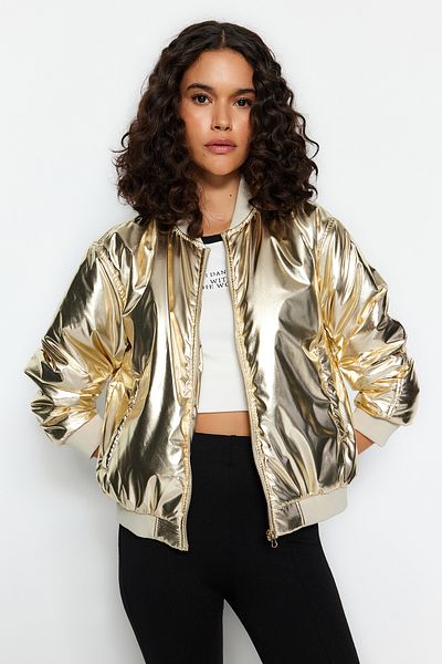 Trendyol Collection Goldfarbener, glänzender, wasserabweisender Bombermantel in Übergröße TWOAW24MO00348