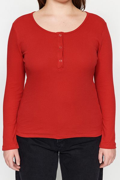 Trendyol Curve Κόκκινη πλεκτή μπλούζα Crop Plus Size - Λεπτομέρεια γιακά και κουμπωτό πισίνας TBBAW23AF00030