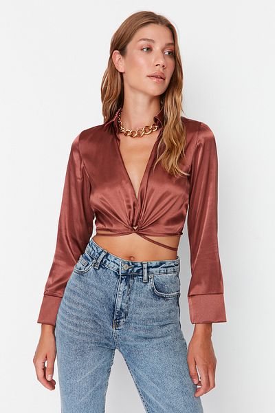 Trendyol Collection Braune Bluse aus Satingewebe mit bauchfreiem Bindeband und detailliertem Ausschnitt TWOAW23BZ00466