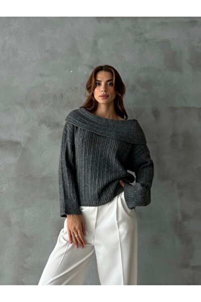 Laluvia Antracitový svetr s volánkovým límcem
