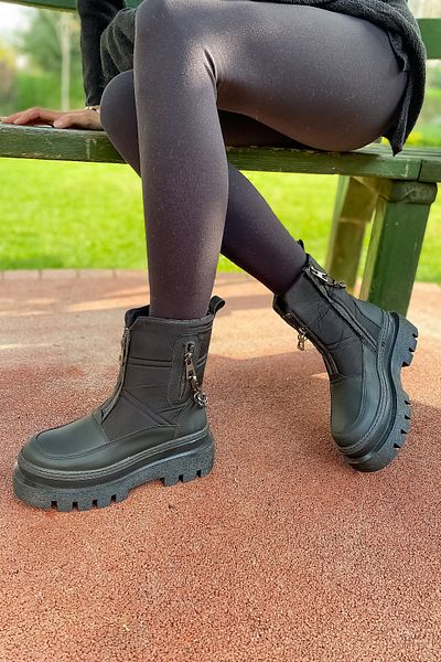 SHOEBELLAS Γυναικείες μπότες Siggy Black Chain με λεπτομέρειες