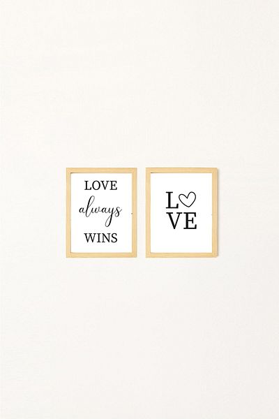 Ayışığı Dizayn Set de 2 tabele de scris Love Wins cu rame din lemn natural