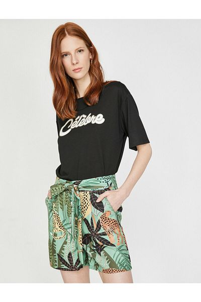 Koton Grüne Damen-Shorts mit normaler Taille, Bindegürtel und Taschendetail