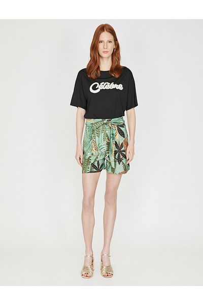 Koton Grüne Damen-Shorts mit normaler Taille, Bindegürtel und Taschendetail