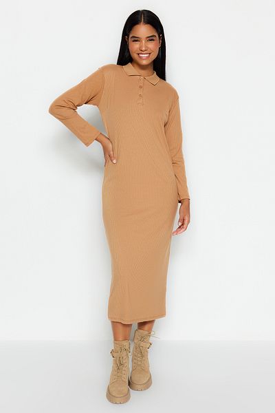 Trendyol Modest Καφέ πλεκτό φόρεμα με γιακά πόλο TCTSS23EB00246
