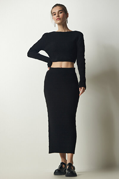 Happiness İstanbul Schwarzes, geripptes Crop-Strickpullover-Rock-Set für Damen YY00190