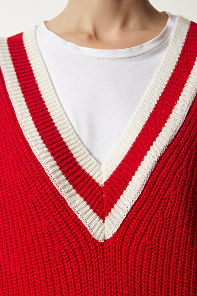 Happiness İstanbul Roter Oversize-Strickpullover mit V-Ausschnitt und Streifendetail für Damen YY00191