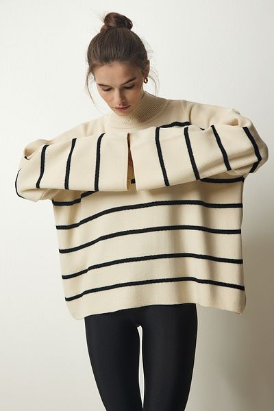 Happiness İstanbul Cremefarbener, gestreifter Oversize-Strickpullover mit Stehkragen für Damen NF00076