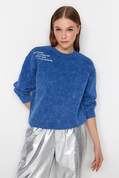 Trendyol Collection Indigó antik/sápadt hatású, vastag belső polár, normál szabású, hímzett kötött pulóver TWOAW24SW00297