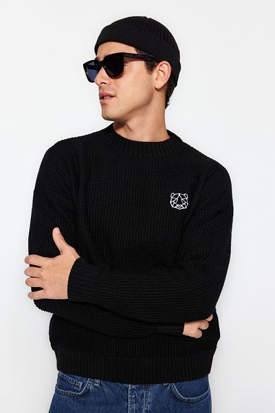 Trendyol Collection Übergroßer schwarzer Strickpullover – Rundhalsausschnitt, Stickdetail TMNAW24KZ00032