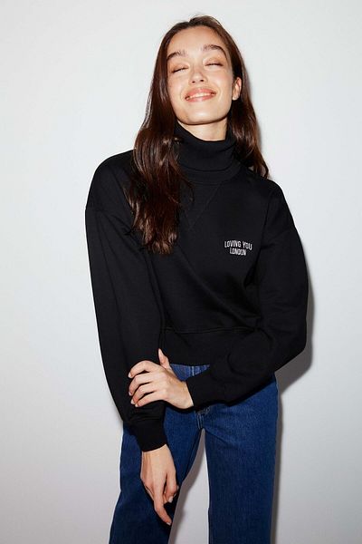 WNWGKN TRENDPUNKY OVERSIZE PRINTED CROP BLACK SWEATSHIRT