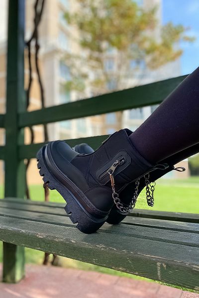 SHOEBELLAS Γυναικείες μπότες Siggy Black Chain με λεπτομέρειες