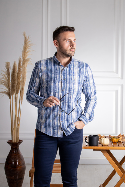 Sarar Інтерв'ю Сарар Гояс Смугаста сорочка slim fit з коміром на ґудзиках, синя