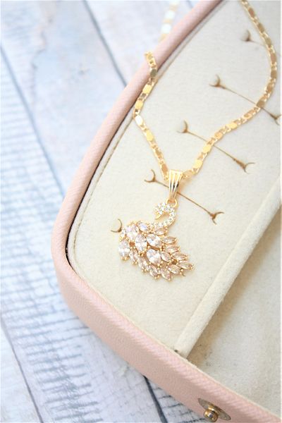 Neva GOLD PLATED THIN ARPA CHAIN WHITE SHOTTLE ZIRCON STONE SWAN MOUNTED NECKLACE