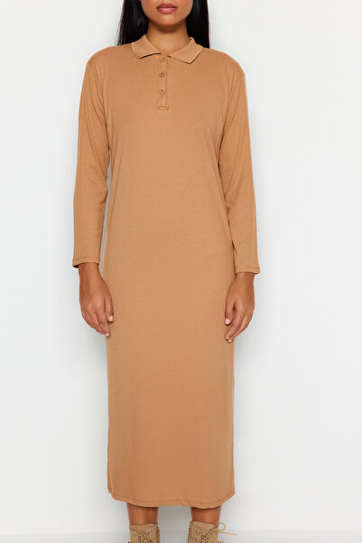 Trendyol Modest Hnědé žebrované pletené šaty s pololímečkem TCTSS23EB00246