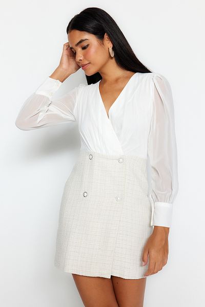 Trendyol Collection Ecru mini bundové šaty s výstřihem do V – dvouřadé a podšité, TWOAW24EL00659