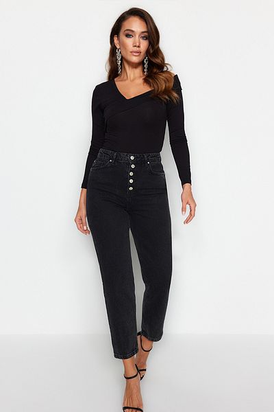 Trendyol Collection Czarne jeansy Mom z wysokim stanem, zapinane z przodu na guziki TWOAW24JE00071