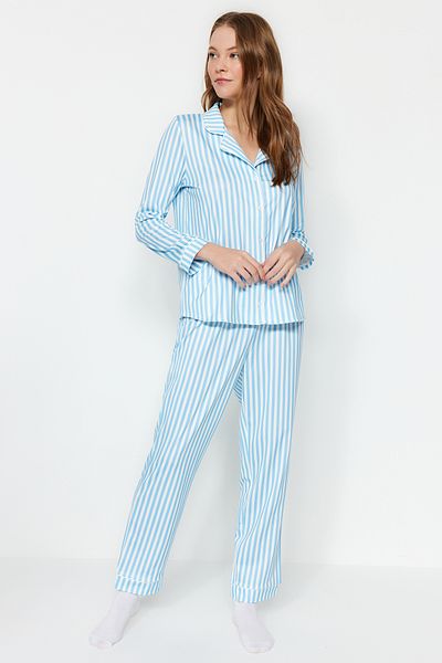 Trendyol Collection Blaues Pyjama-Set aus Hemd und Hose aus Strick mit gemusterter Fleece-Innenseite und Paspelierung THMAW24PT00050