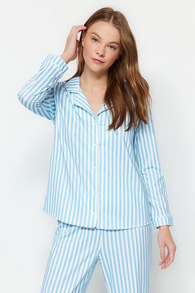 Trendyol Collection Blaues Pyjama-Set aus Hemd und Hose aus Strick mit gemusterter Fleece-Innenseite und Paspelierung THMAW24PT00050