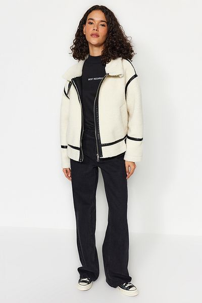 Trendyol Collection Weiße Plüschjacke in Übergröße – Kunstleder-Detail, TWOAW24KB00215