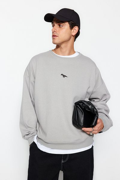 Trendyol Collection Graues Oversize-Sweatshirt mit Dinosaurier-Stickerei – Rundhalsausschnitt, Fleece-Schnitt, warm TMNAW24SW00064