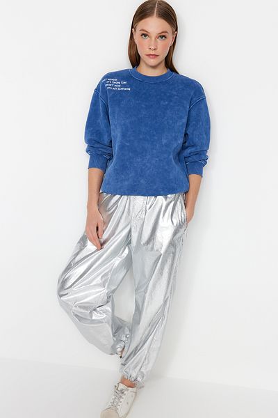 Trendyol Collection Indigó antik/sápadt hatású, vastag belső polár, normál szabású, hímzett kötött pulóver TWOAW24SW00297
