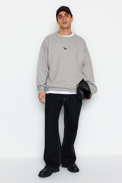 Trendyol Collection Graues Oversize-Sweatshirt mit Dinosaurier-Stickerei – Rundhalsausschnitt, Fleece-Schnitt, warm TMNAW24SW00064