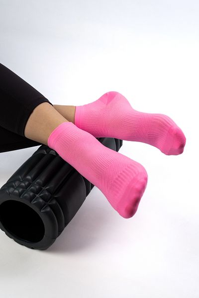 Muse Of Socks جوارب بيلاتيس ويوجا باللون الوردي من نيون سانتي