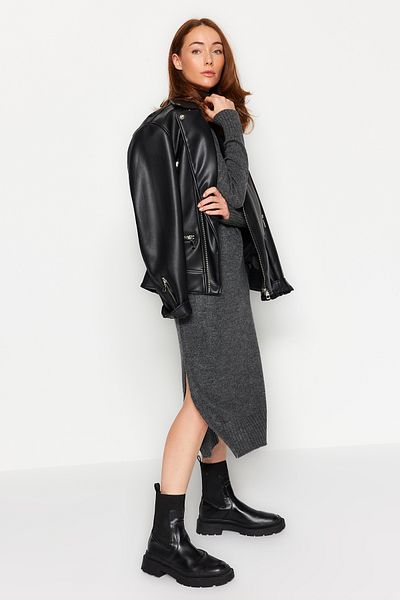 Trendyol Collection Anthrazitfarbenes Midi-Strickkleid mit weitem Schnitt und weicher Struktur TWOAW24EL00034