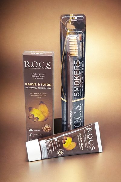 R.O.C.S. معجون أسنان ضد بقع القهوة 74 جرام مجموعة فرشاة أسنان لإزالة البقع