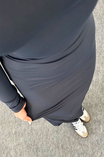 FMN Collection rochie de damă din țesătură submersibilă care îmbrățișează trupul lung cu gâtul în formă de o