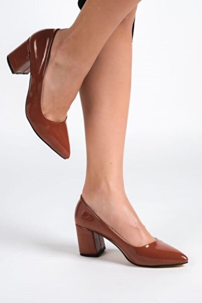 Ayakkabı Podyumum طابا جلد لامع بمقدمة مدببة وكعب منخفض بسمك 7 سم