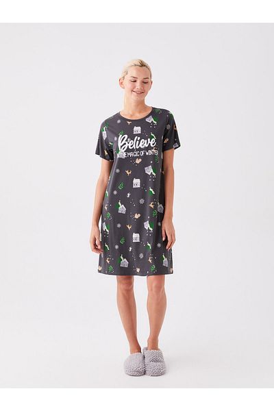 LC Waikiki Kurzärmliges Nachthemd für Damen mit Rundhalsausschnitt und Weihnachtsmotiv