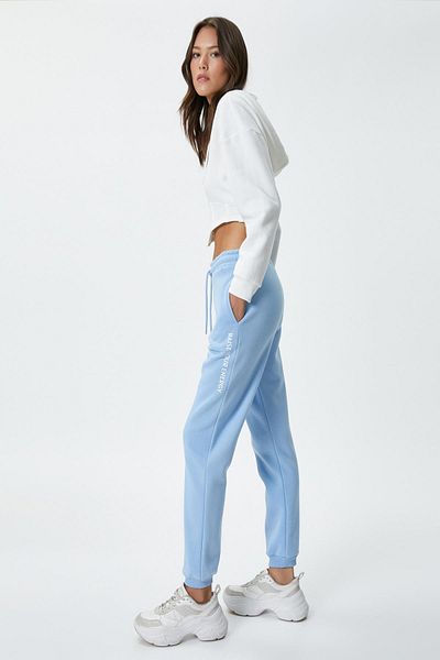 Koton Jogger Pantaloni de sport cu croială confortabilă, cu buzunare, cu detaliu imprimat, cu cravată în talie, amestec de bumbac, albastru