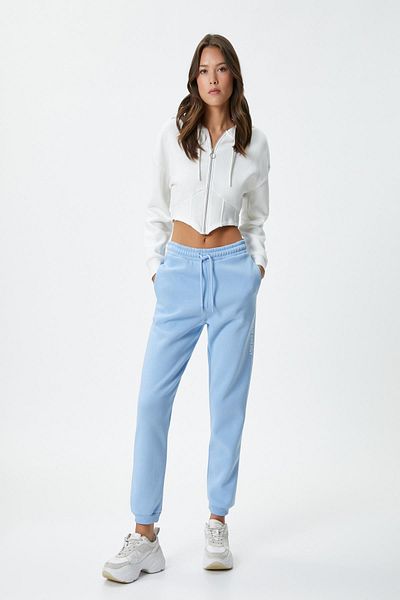 Koton Jogger Pantaloni de sport cu croială confortabilă, cu buzunare, cu detaliu imprimat, cu cravată în talie, amestec de bumbac, albastru