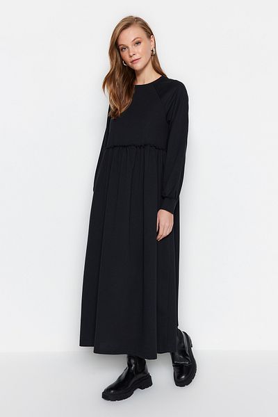 Trendyol Modest Pletené černé oversize šaty - střih v pase TCTSS23EB00307