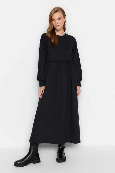 Trendyol Modest Pletené černé oversize šaty - střih v pase TCTSS23EB00307