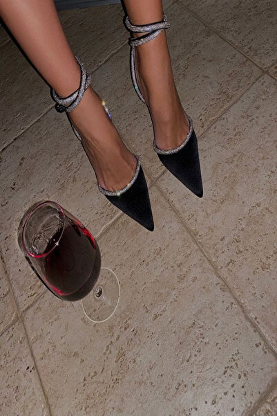 TrendyAnka Dámské černé saténové 8 cm tenké večerní společenské boty na podpatku se špičatou špičkou