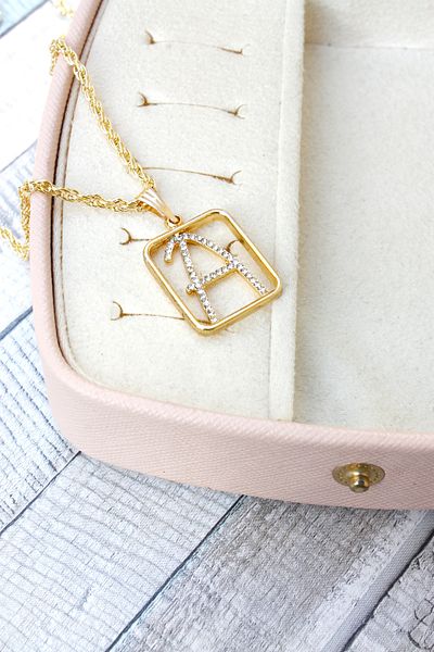 Neva GOLD PLATED WICKER CHAIN ZIRCON STONE LETTER BIGUTER NECKLACE