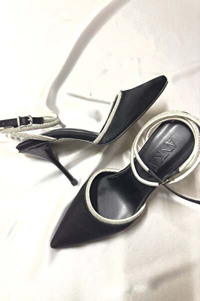 TrendyAnka Dámské černé saténové 8 cm tenké večerní společenské boty na podpatku se špičatou špičkou